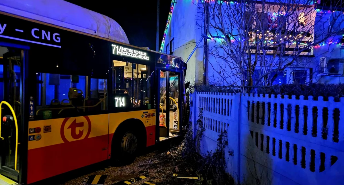 interwencje, WYPADEK AUTOBUSU POJAZDU KOMUNALNEGO - zdjęcie, fotografia