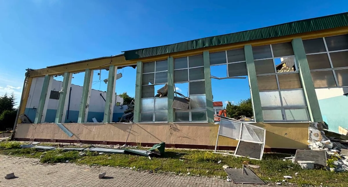 inwestycje, remonty, ztm, ROZBIÓRKA SPORTOWEJ SZKOLE - zdjęcie, fotografia