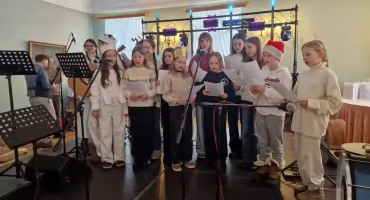 SCHOLA ZAŚPIEWAŁA ZABORÓWKU, A KORONY ZŁOŻONO W STAJENCE